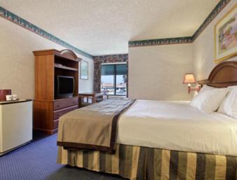 King Room - Non-Smoking interior