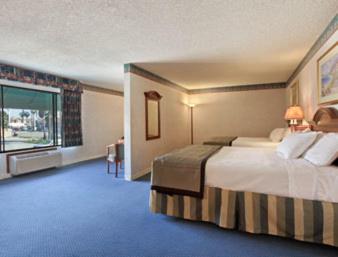 Queen Suite - Non-Smoking interior