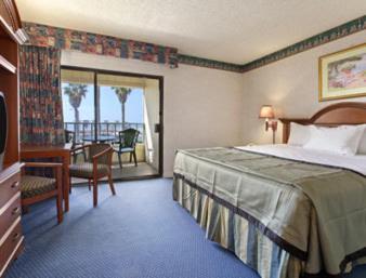 Deluxe King Room with Ocean view - Non-Smoking interior